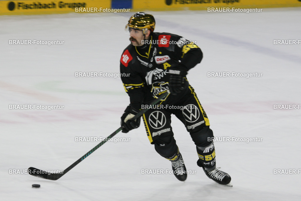 02.11.2025: DEL2  Krefeld Pinguine - Eispiraten Crimmitschau | Krefeld, Deutschland, 02.11.2025: Davis Vandane (Krefeld Pinguine) in Aktion während des DEL2-Spiels zwischen Krefeld Pinguine - Eispiraten Crimmitschau am 02.11. 2025 in der Yayla-Arena in Krefeld, Deutschland. (Foto Ralph Görtz / Brauer-Fotoagentur)