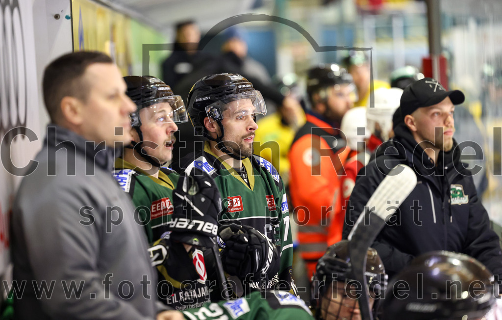 2023-02-10_026_TSV_Erding_gegen_ERSC_Amberg | Erding, Deutschland, 10.02.2023:
Eishockey, Bayernliga Meisterrunde Gruppe B 2022 / 2023, 3. Spieltag, TSV Erding gegen ERSC Amberg, Endergebnis: 6:3

Trainer Bernhard Keil (ERSC Amberg), Sebastian Busch (Erding Gladiators, #11), Philipp Michl (Erding Gladiators, #77)

Foto: Christian Riedel / fotografie-riedel.net