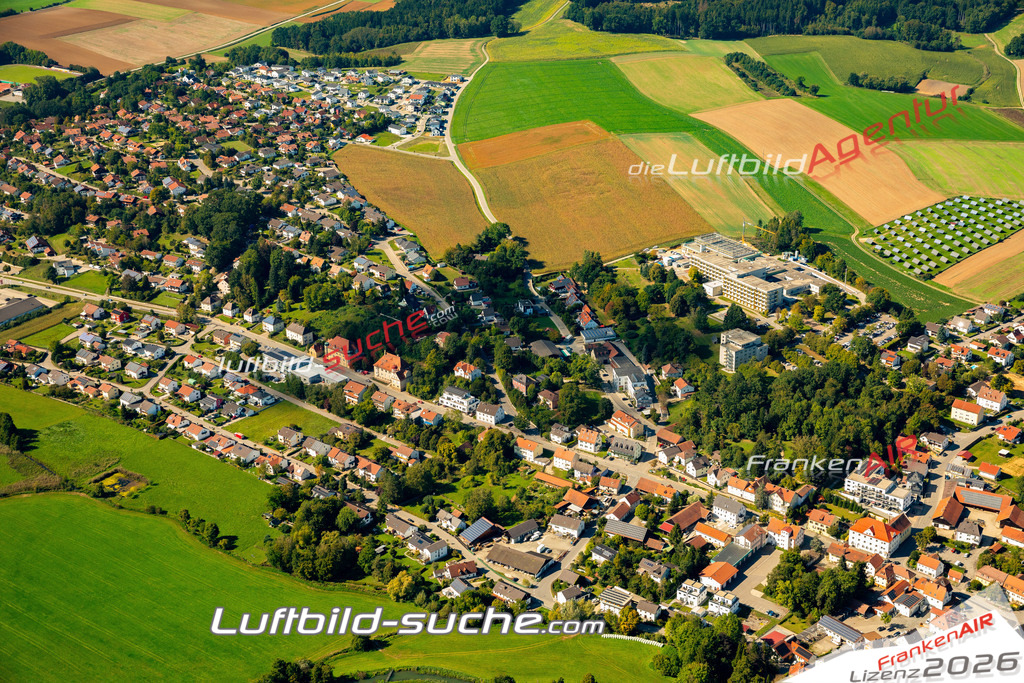 Das Luftbild zeigt :  Mallersdorf-Pfaffenberg - Die Luftaufnahme wurde 2023 vom UL-Flugzeug aus erstellt ( keine Drohne ) - Hochauflösende Luftaufnahme - Für grossformatige Ausdrucke geeignet. Die Geschenkidee !Mit Lizenz und Bildrechte bestellbar