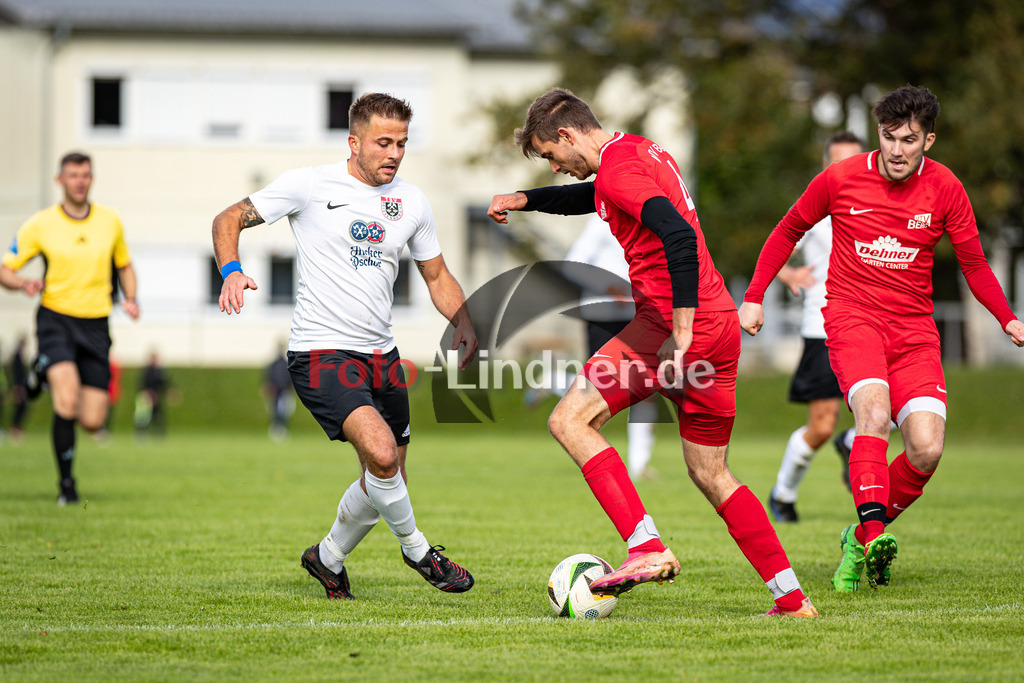 TSV Peißenberg gegen MTV Berg | Fußball Herren Kreisliga Gruppe 1 Zugspitze 2025/26 10. Spieltag, TSV Peißenberg gegen MTV Berg, 20251005,Zweikampf,2025-10-05 in Peißenberg (Sportzentrum Peißenberg), Hubert JUNGMANN (TSVP 13), Bernard CRNJAK (MTV Berg 4)Copyright: WolfgangxLindner www.foto-lindner.de