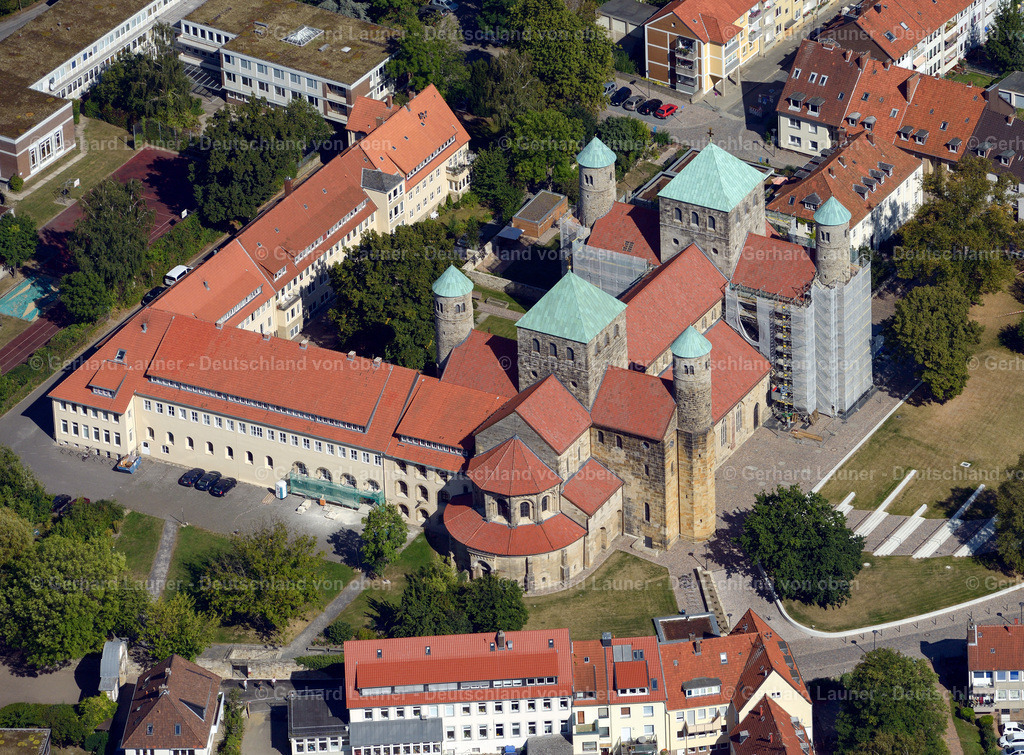 3292869 | Die Michaeliskirche (auch St. Michaeliskirche oder St. Michaelis) in Hildesheim ist eine ottonische, also vorromanische bzw. frühromanische Kirche.