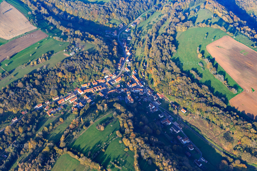 Luftbild: Ortsansicht von Süden in Lengelsheim im Bundesland Moselle in Frankreich. – Foto: IMG_143772.jpg vom 26.10.2024 durch Werner Riehm/FLY-FOTO.de – Auflösung des Originals: 5472 x 3648 px