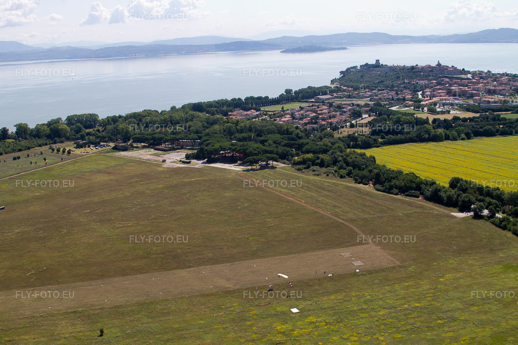 Vue aérienne: Vue de la ville à Castiglione del lago dans le département Ombrie, Italie. Photo: IMG_43542.jpg prise le 26/07/2011 par Werner Riehm/FLY-FOTO.eu – Résolution de l'original: 4272 x 2848 px