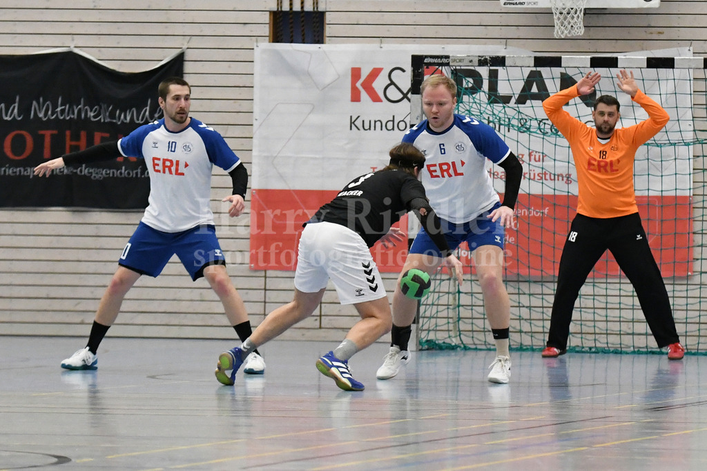 HC Deggendorf : Burghausen II | Abwehrarbeit Alexander Kohlbauer  (HC Deggendorf  #10); Jan Stengl  (HC Deggendorf  #6) und Denis Detlaf  (HC Deggendorf  #18) - Realisiert mit Pictrs.com