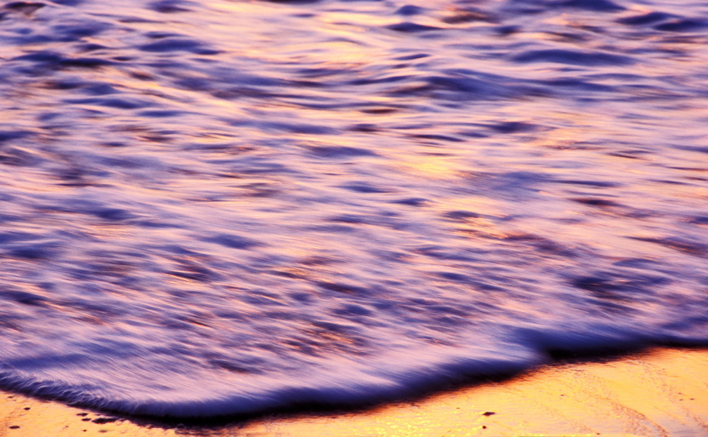 Sonnenuntergang am Meer | Mesquer, Frankreich - July 11, 2008: Sonnenuntergang am Meer, mit einer Welle am Strand. - Realisiert mit Pictrs.com