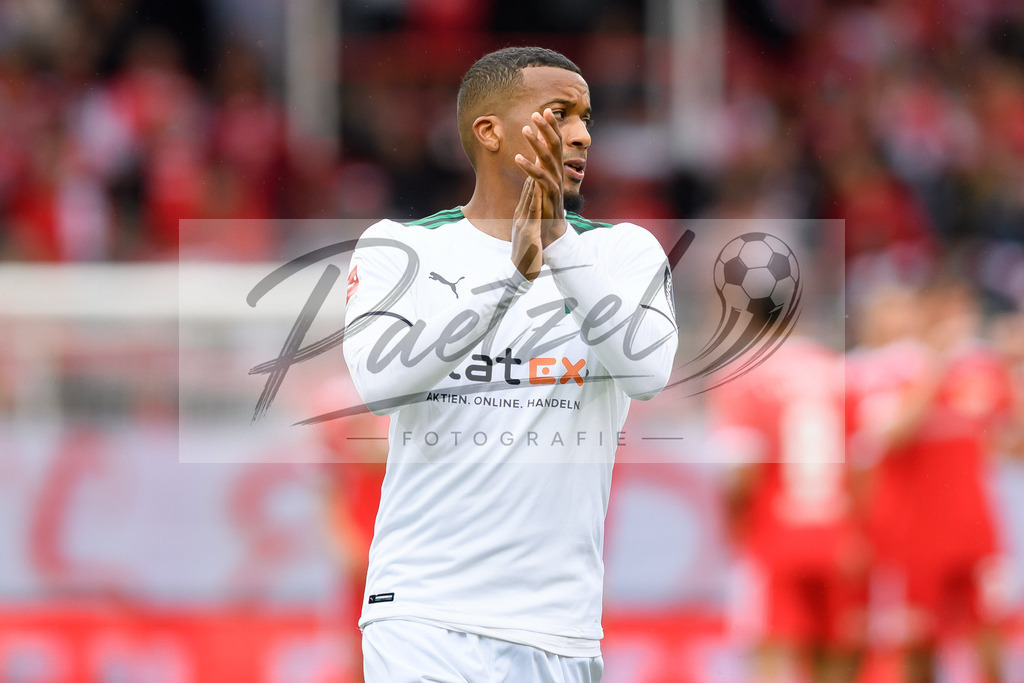 FCUBMG20210829_098 | Fussball, Herren: Alassane Plea (Borussia Moenchengladbach) gestikuliert beim Spiel der 1. Bundesliga zwischen 1. FC Union Berlin und Borussia Moenchengladbach im Stadion An der Alten Foersterei am 29.08.2021 in Berlin, Deutschland. - Realisiert mit Pictrs.com