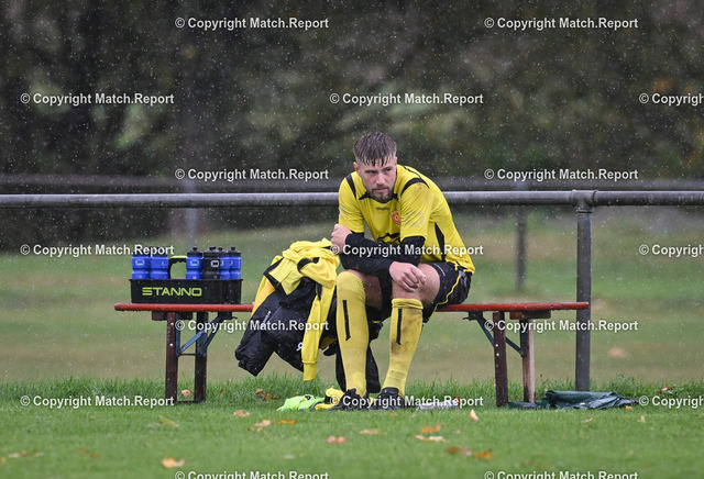 10424u23 | Fussball Kreisliga B 6    2023/2024   14.10.2023 SGM Hirrlingen II / Hemmendorf 5-0 SV 03 Tuebingen II
Ein gebrauchter Tag beim SV 03 II, Moritz Seyfferth auf der Bank im Regen 
FOTO: ULMER PressebildagenturxxNOxMODELxRELEASExx