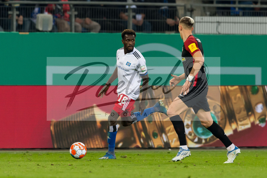 HSVSCF20220419_090 | Fussball, Herren: Bakery Jatta (Hamburger SV) in Aktion, am Ball, Einzelaktion beim DFB-Pokal-Halbfinalspiel zwischen Hamburger SV und SC Freiburg im Volksparkstadion am 19.04.2022 in Hamburg, Deutschland.DFB / DFL REGULATIONS PROHIBIT ANY USE OF PHOTOGRAPHS AS IMAGE SEQUENCES AND/OR QUASI-VIDEO. - Realisiert mit Pictrs.com