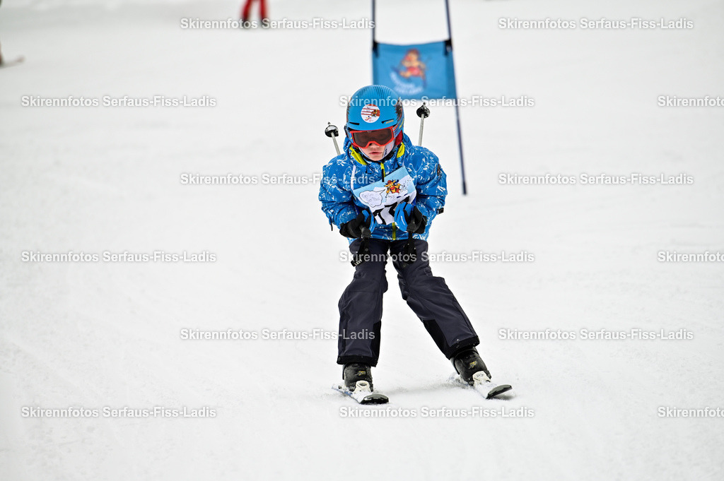 SRF_20.02.2026_0920 | Skirennfotos,Serfaus,Fiss,Ladis,Kinderskirennen,Winter,Tirol,Oberland,skirace,SFL,feelfree,weil wir's genießen,ski,Ski,skifahren,Sonnenplateau, - Realisiert mit Pictrs.com