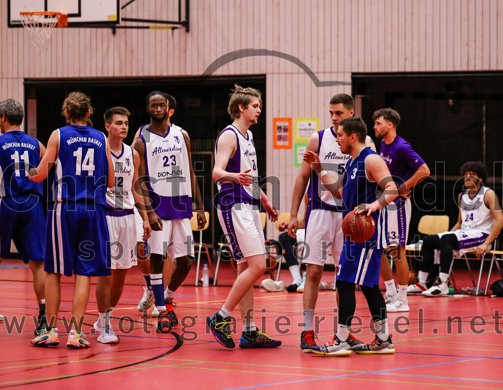 2022-05-29_104_SpVgg_Altenerding_gegen_Muenchen_Basket_2 | Erding, Deutschland, 29.05.2022:
Basketball, Bezirksliga 2021 / 2022, Herren Turnier der 2. der Aufstiegsrunden, SpVgg Altenerding gegen München Basket 2, Endergebnis: 

Adrian Grieble (München Basket, #14), Sebastian Weber (SpVgg Altenerding, #12), Kristof Vadasz (SpVgg Altenerding, #8), Paul Keil (München Basket, #3)

Foto: Christian Riedel / fotografie-riedel.net