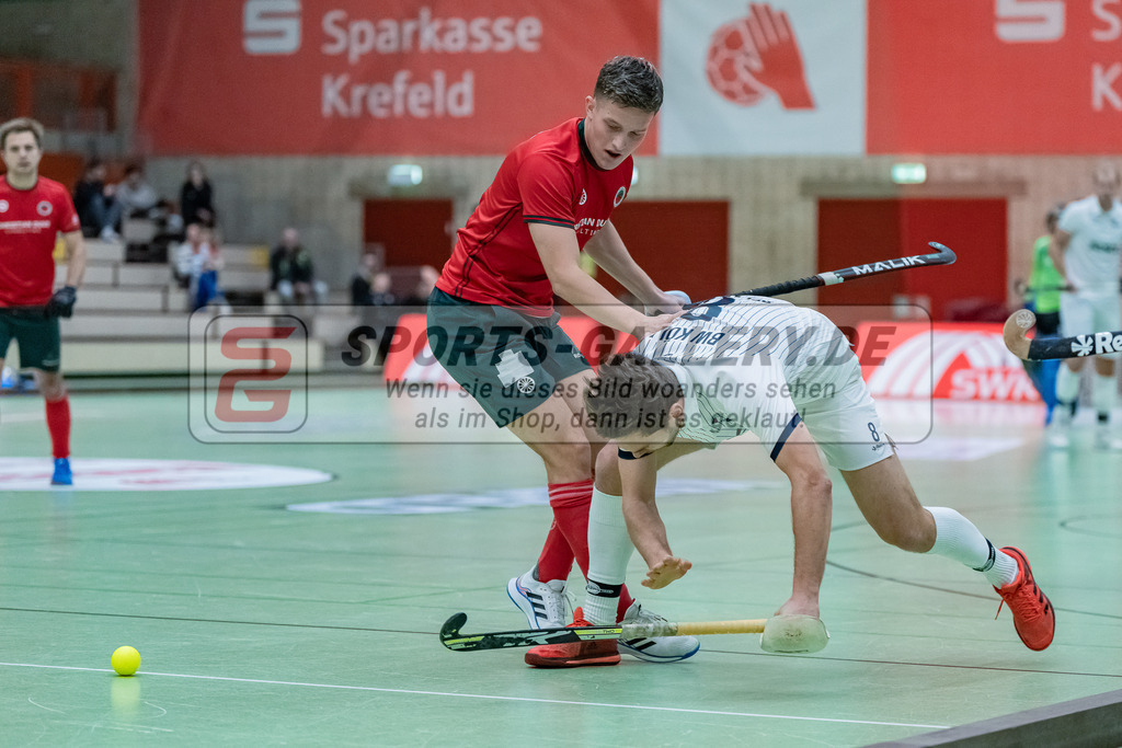 HK_20231216_107388 | 1. Bundesliga Herren  Crefelder HTC - Blau Weiß Köln am 16.12.2023 Sporthalle Glockenspitz, Krefeld , Julius Hayner ( Crefelder HTC #6 ) , Joshua Delarber ( Blau Weiß Köln #8 )