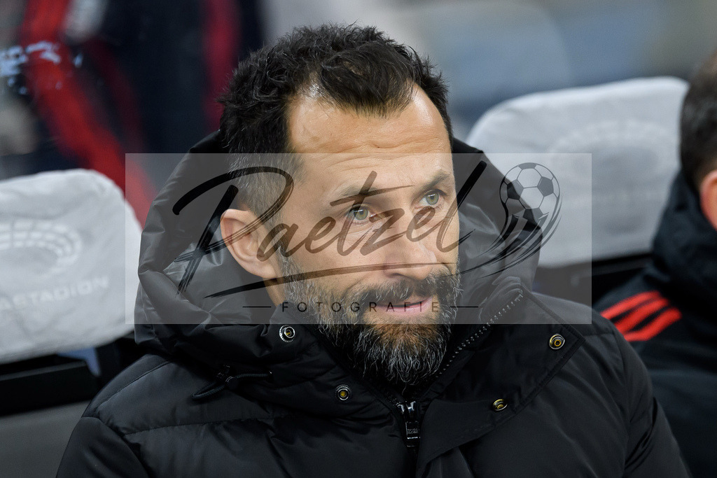BSCFCB20220123_237 | Fussball, Herren: Sport-Vorstand Hasan Salihamidzic (FC Bayern Muenchen) schaut bei dem Spiel der 1. Bundesliga zwischen Hertha BSC und FC Bayern Muenchen im Olypiastadion am 23.01.2022 in Berlin, Deutschland.DFB / DFL REGULATIONS PROHIBIT ANY USE OF PHOTOGRAPHS AS IMAGE SEQUENCES AND/OR QUASI-VIDEO. - Realisiert mit Pictrs.com