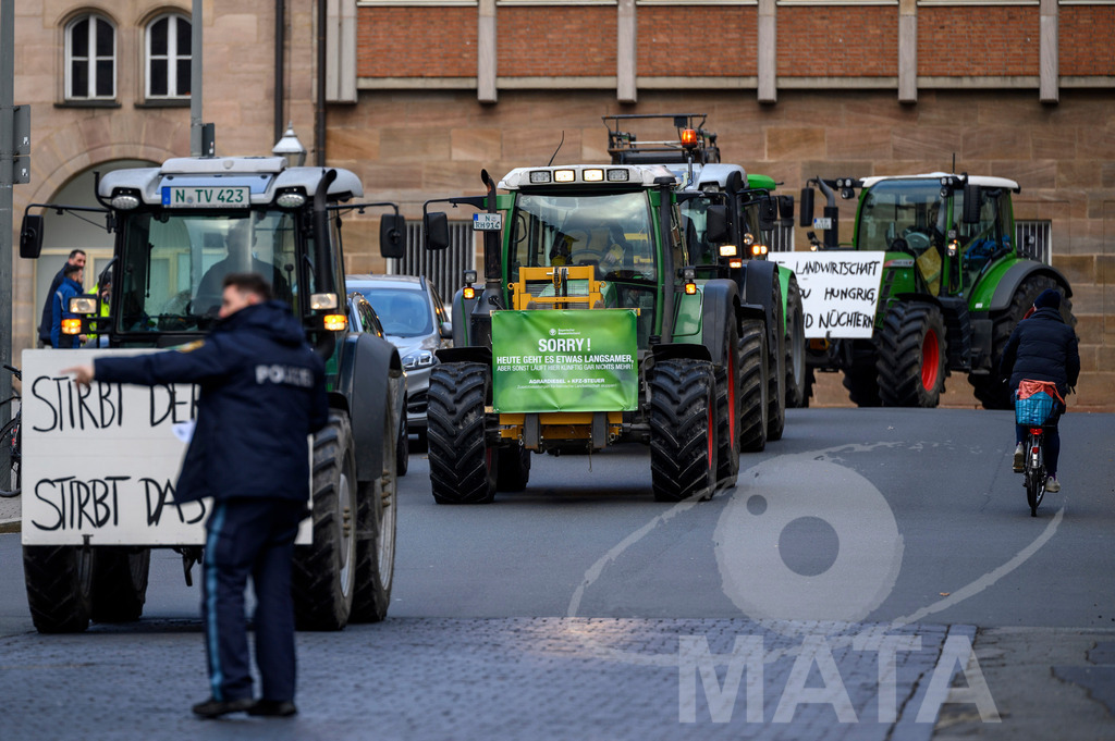 _DWA4205 | Bauerndemo gegen Agrarpolitik der Bundesregierung  auf dem Straße Obstmarkt und Hauptmarkt . Nürnberg, 08.01.2024 - Realisiert mit Pictrs.com