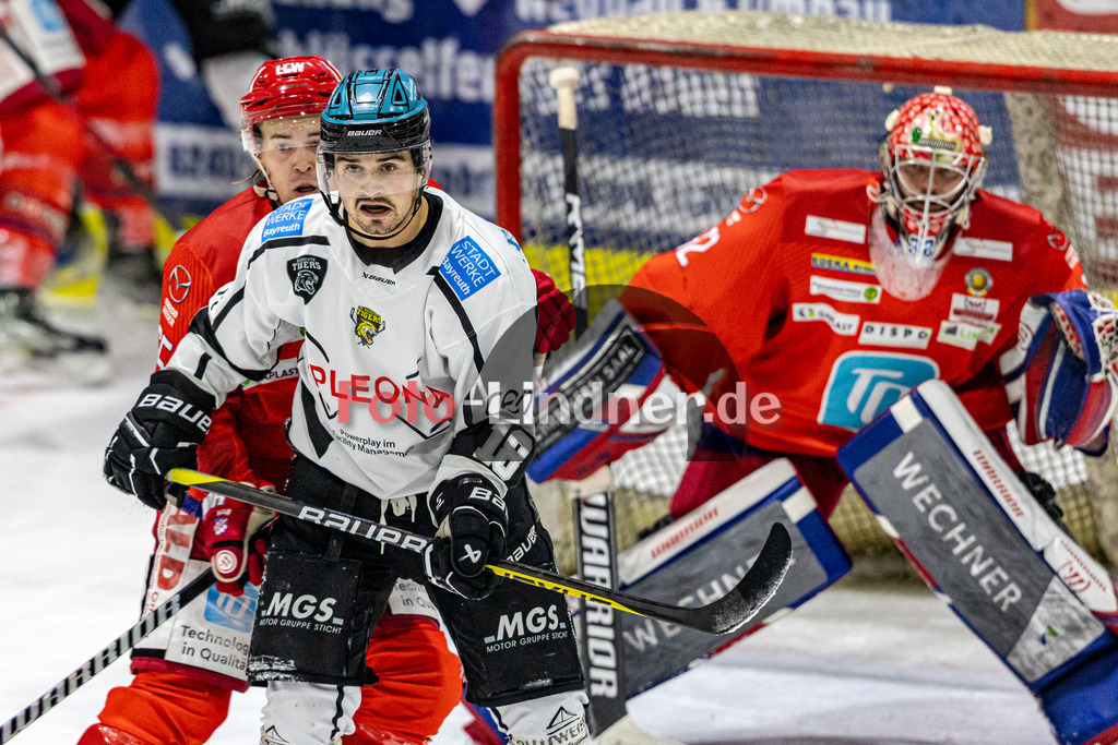 EC Peiting vs Bayreuth Tigers | Eishockey Oberliga Süd 2023/2024, EC Peiting vs Bayreuth Tigers, 20231112,
Lars BERGBAUER (Tigers 18) wartet auf Abfälscher,
2023-11-12 in Peiting (Eisstadion)
18 Lars BERGBAUER (Tigers 18), 32 Andreas MAGG (ECP Goali 32), 65 Alexander BIBERGER (ECP 65)
Copyright: WolfgangxLindner foto-lindner.de