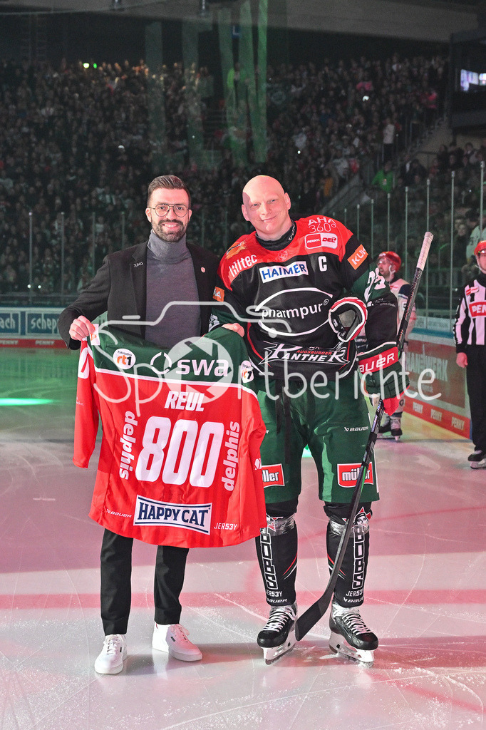 Augsburger Panther - Schwenninger Wild Wings | Vor der Partie wird Denis REUL (Augsburger Panther #29) fuer sein 800stes / 800 / DEL Spiel geehrt / Max HORBER / DEL: Augsburger Panther - Schwenninger Wild Wings, Curt Frenzel Stadion am 24.01.2025