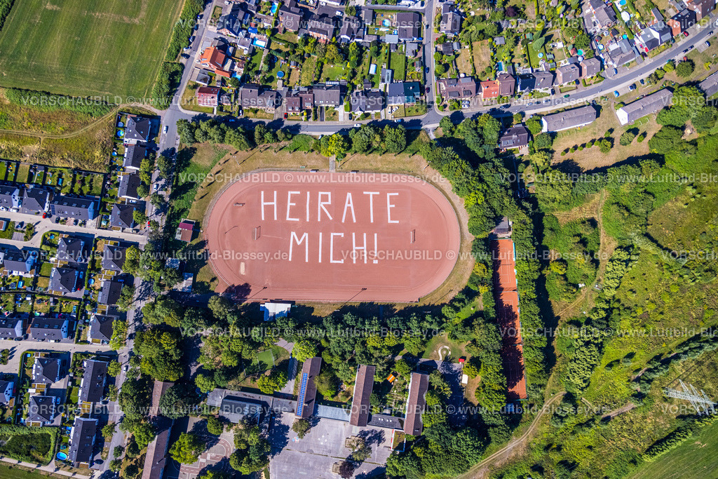 Gelsenkirchen220801614Buer | Luftbild, HEIRATE MICH Schriftzug im Rosenhügel Stadion, Beckhausen, Gelsenkirchen, Ruhrgebiet, Nordrhein-Westfalen, Deutschland