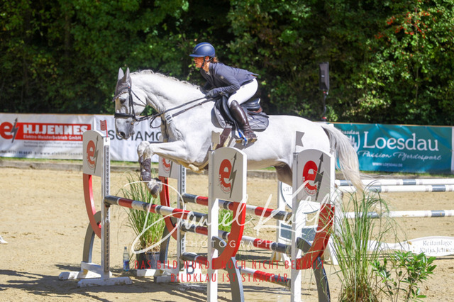 DKP43117 | Deine Turnierfotos vom Reitturnier online kaufen: Dressur, Springen & Siegerehrung. Professionelle Pferdefotografie aus dem Rheinland – als Download & Print.Alternative: Turnierfotograf für den Pferdesport: Finde deine Fotos von Dressur- und Springturnier