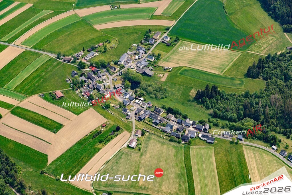 Die Luftaufnahme Heinersberg - Nordhalben wurde 2022 vom Flugzeug aus (keine Drohne) erstellt. Hohe Auflösung -für große Poster und Wandbilder geeignet - Garantiert!