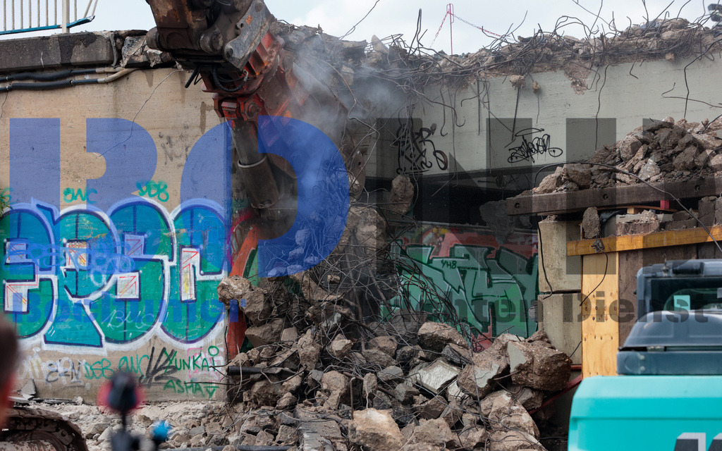 Abriss der Schlachthofbruecke A40 {date} -  | {headline}(Foto: Sebastian Sendlak / BOND) - Realisiert mit Pictrs.com