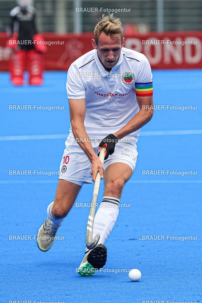Crefelder HTC und Club an der Alster   | Krefeld, Deutschland 24.09.2022,Miklas Wellen (Crefelder HTC) in Aktion, am Ball, Einzelaktion, 

beim 1. Bundesliga Spiel der Herren zwischen Crefelder HTC und Club an der Alster  auf der Gerd Wellen Hockeyanlage am 24. September 2022 in Krefeld.

(Foto: BRAUER-Fotoagentur)
 