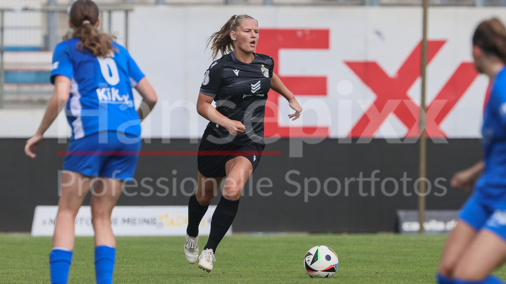 Fussball, DFB-Pokal Frauen, SV Meppen - FC Carl Zeiss Jena | v.li.: Toma Ihlenburg (FC Carl Zeiss Jena, 3) am Ball, Einzelbild, Ganzkörper, Aktion, Action, Spielszene, DIE DFB-RICHTLINIEN UNTERSAGEN JEGLICHE NUTZUNG VON FOTOS ALS SEQUENZBILDER UND/ODER VIDEOÄHNLICHE FOTOSTRECKEN. DFB REGULATIONS PROHIBIT ANY USE OF PHOTOGRAPHS AS IMAGE SEQUENCES AND/OR QUASI-VIDEO.