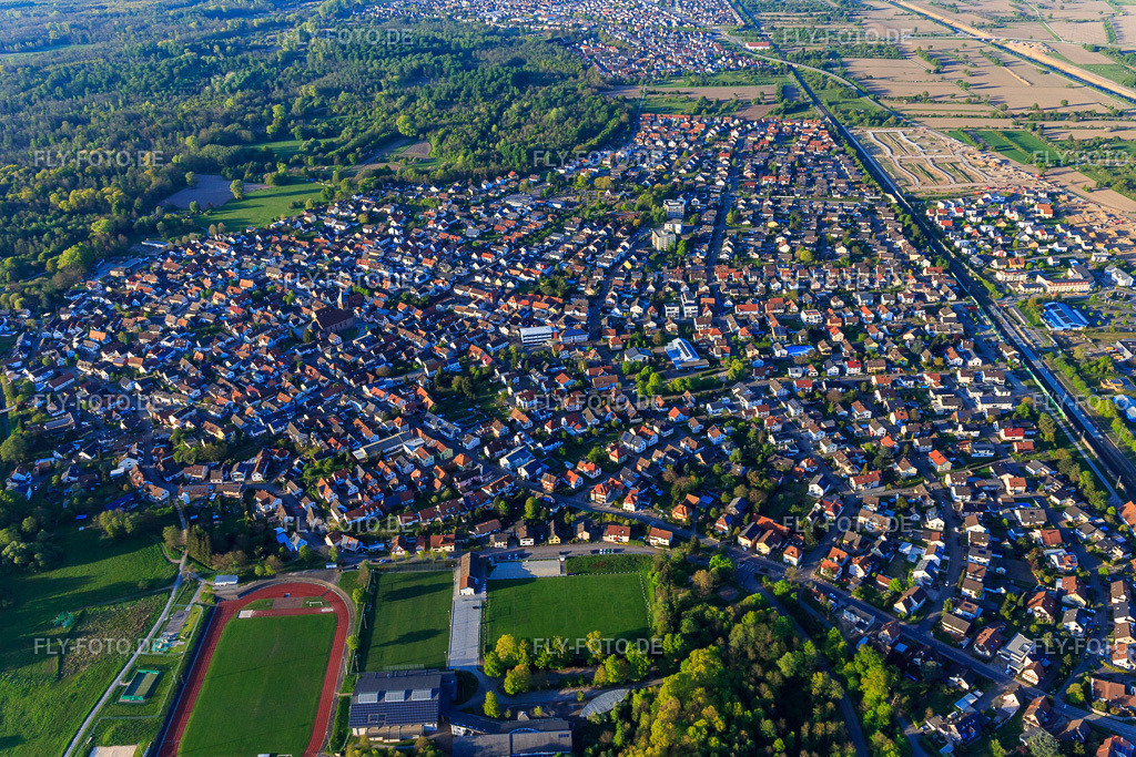 Ortsübersicht zwischen Wald und B36 aus Süden | Luftbild: Ortsübersicht zwischen Wald und B36 aus Süden in Ötigheim im Bundesland Baden-Württemberg in Deutschland. Foto: IMG_099228.jpg vom 23.04.2017 durch Werner Riehm/FLY-FOTO.de - Realisiert mit Pictrs.com
