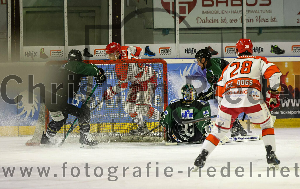 2022-12-02_129_TSV_Erding_gegen_EV_Pegnitz | Erding, Deutschland, 02.12.2022:
Eishockey, Bayernliga 2022 / 2023, 17. Spieltag, TSV Erding gegen EV Pegnitz, Endergebnis: 9:3

Roman Navarra (EV Pegnitz, #21), Torwart Thomas Hingel (Erding Gladiators, #33), Ondrej Holomek (EV Pegnitz, #28)

Foto: Christian Riedel / fotografie-riedel.net