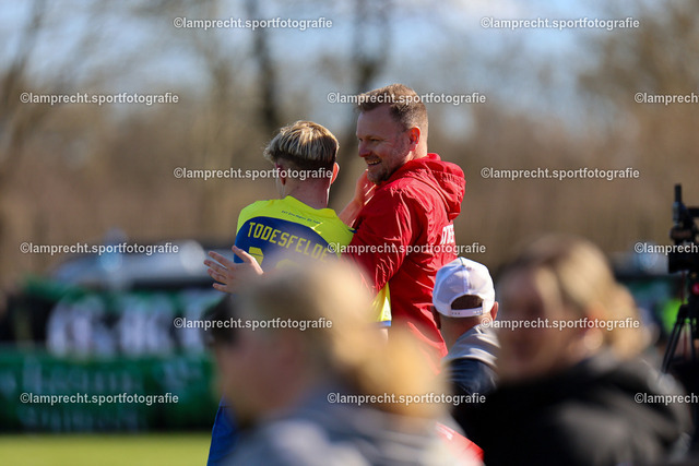Fußball I Herren I Saison 2025-2026 I SHFV-Lotto-Pokal I Halbfinale I SV Todesfelde - VfB Lübeck 098 | v.l. Marco Drawz (17, SV Todesfelde), Michael Nordheim (Torwart-Trainer, SV Todesfelde) - Realisiert mit Pictrs.com