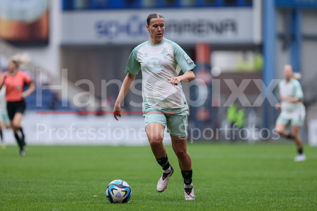 Fussball, DFB-Pokal Frauen, DSC Arminia Bielefeld - SV Werder Bremen | v.li.: Larissa Mühlhaus (SV Werder Bremen, 7) am Ball, Einzelbild, Ganzkörper, Aktion, Action, Spielszene, DIE DFB-RICHTLINIEN UNTERSAGEN JEGLICHE NUTZUNG VON FOTOS ALS SEQUENZBILDER UND/ODER VIDEOÄHNLICHE FOTOSTRECKEN. DFB REGULATIONS PROHIBIT ANY USE OF PHOTOGRAPHS AS IMAGE SEQUENCES AND/OR QUASI-VIDEO.