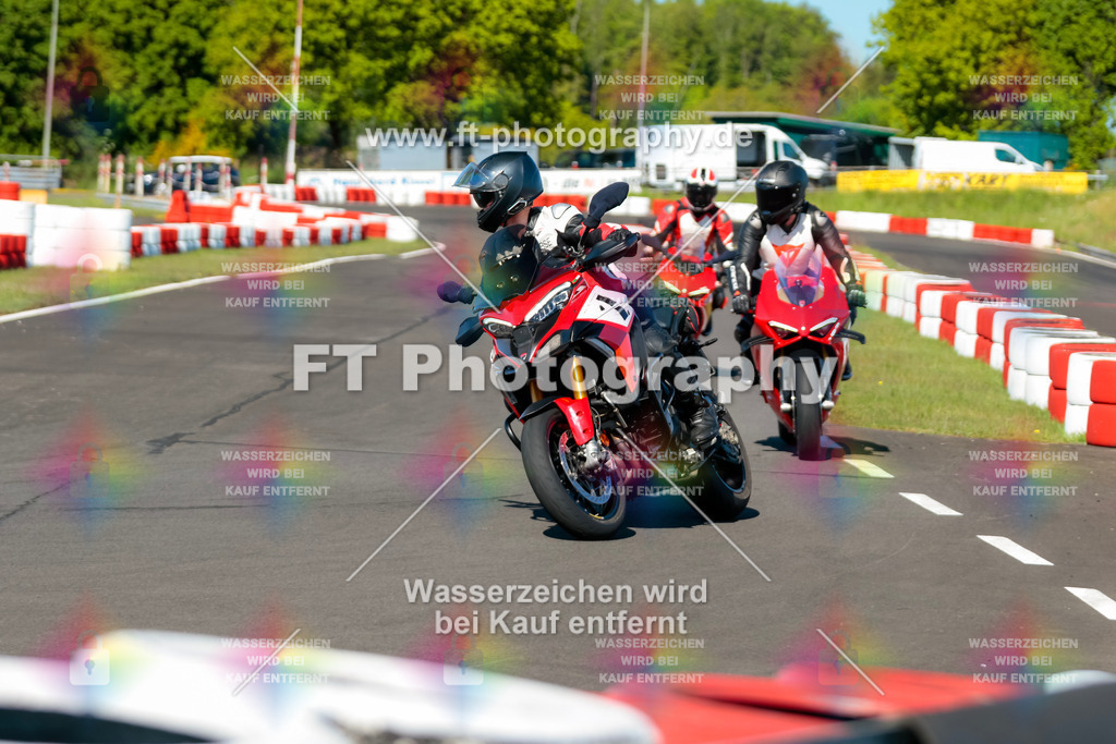 Moto-TeamOBK-21479 | Hier findet Ihr Bilder von Touristenfahrten auf der Nürburgring Nordschleife oder von anderen Veranstaltungen die ich besucht habe. Viel Spass beim Durch Schauen 