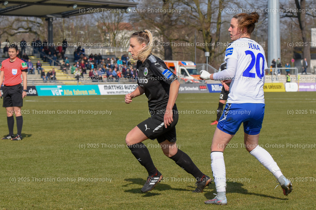 Fussball-BL Frauen 1. FFC Frankfurt vs. FF USV Jena | Sandvej Cecilie #3 (1.FFC Frankfurt), Lara Schmidt #20 (FF USV Jena); Fussball-BL Frauen 1. FFC Frankfurt vs. FF USV Jena, Fussball-Bundesliga Frauen am 25.03.2018 im Stadion am Brentanobad in Frankfurt/Main, (Deutschland) - Realisiert mit Pictrs.com