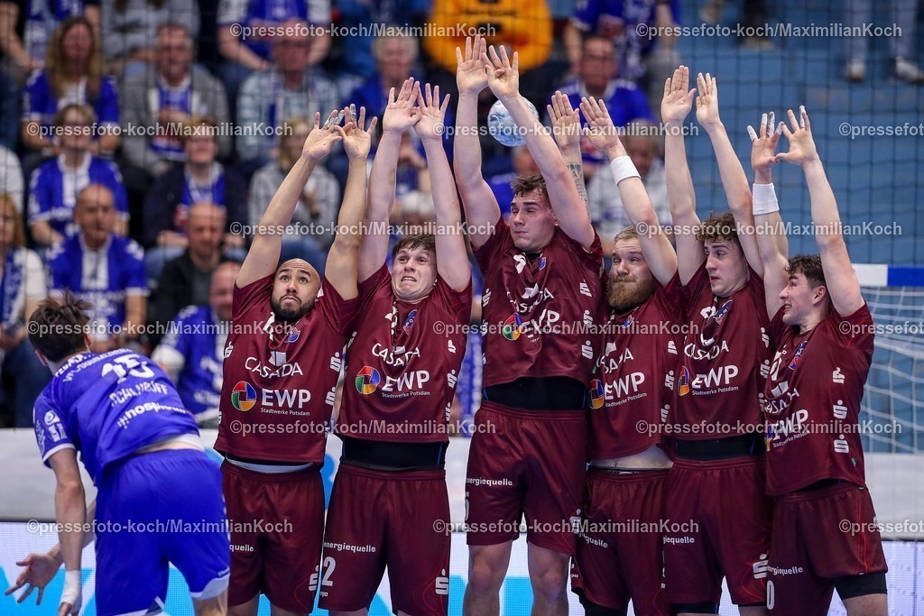 Gum25042501035 | 25.04.2025, Handball, HBL, VfL Gummersbach - 1. VfL Potsdam, Schwalbe-Arena: Miro Schluroff (GUM #15) wirft den Ball auf die Mauer des VFL Potsdam. Cyrill Akakpo (VfL Potsdam #19) Maxim Orlov (VfL Potsdam #22) Josip Simic (VfL Potsdam #05) Emil Hansson (VfL Potsdam #02) Nils Fuhrmann (VfL Potsdam #27) Elias Kofler (VfL Potsdam #10) 