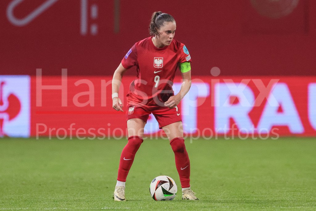 Fussball, EM-Qualifikation Frauen, Deutschland - Polen | v.li.: Ewa Pajor (Polen, 9) am Ball, Freisteller, Einzelbild, Ganzkörper, Aktion, Action, Spielszene