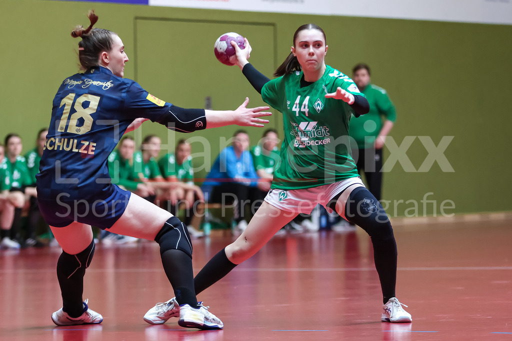 Handball, 2. Bundesliga Frauen, SV Werder Bremen - 1. FSV Mainz 05 | v.li.: Leah Schulze (1. FSV Mainz 05, 18) und Chiara Thorn (SV Werder Bremen, 44) im Zweikampf, Duell, Spielszene, Aktion, Action