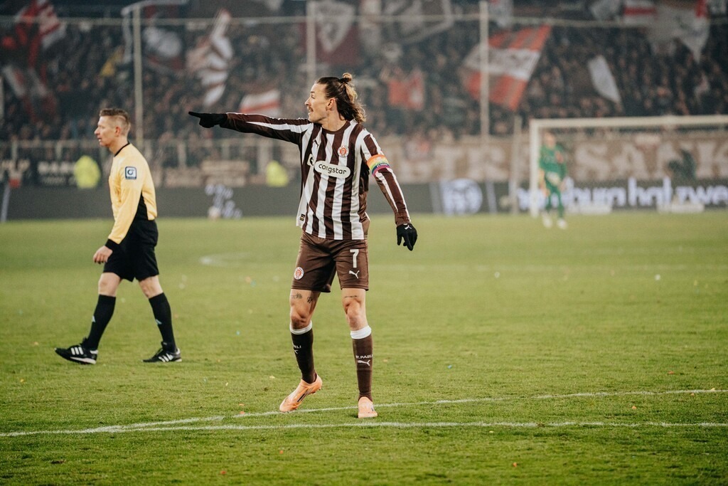 FCP01868 | Der offizielle Shop für FC St. Pauli Fotos. Wähle aus Spielszenen & Fanmomenten dein FCSP Wunschformat. Wir liefern Millerntor-Atmosphäre.