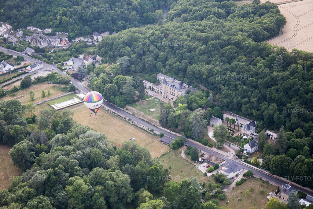 Vue aérienne: Décollage de montgolfières devant le château de Perreux à Nazelles-Négron à Nazelles-Négron dans le département Indre et Loire, France. Photo: IMG_082315.jpg prise le 20/06/2015 par Werner Riehm/FLY-FOTO.euRésolution de l'original: 5472 x 3648 px