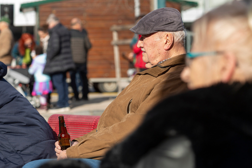 Umzug2025-083_9750 | Fotostrecke: FASCHINGSUMZUG 2025 in Loosdorf. 22 Masken(gruppen)-Teilnehmer: Loosdorfer Vereine, Wirtschaftstreibende, Gemeindeabordnungen sowie Kreditinstitute. rund 700 Besucher entlang der Hauptstrasse. Veranstaltungs-Sicherung durch Mannschaft der FF-Loosdorf mit schwerem Gerät. Maskenprämierung am EKZ-Platz durch Bgm. Thomas Vasku in den Kategorien: Bester Festwagen (Fa. gkonzept-Groissenberger; Beste Personengruppe-ASK-Loosdorf; Beste Einzelperson; Weiteste Anreise-FF Schollach;
