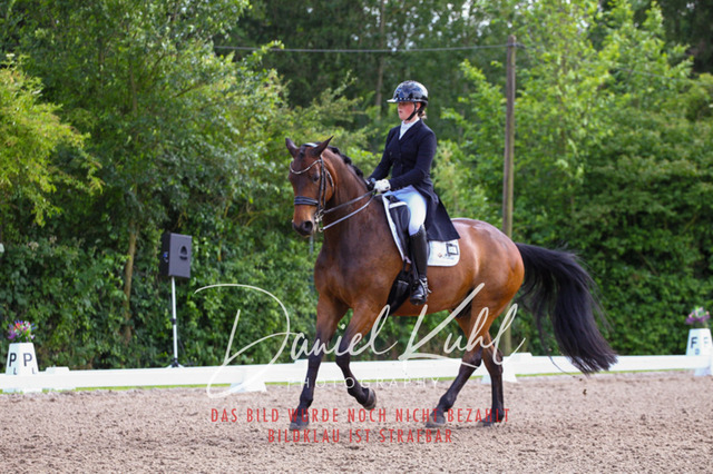 DKP41689 | Turnierfotos kaufen im Webshop von Daniel Kuhl Photography – entdecke professionelle Reitsportfotos aus Turnieren & Events. Hochwertige Turnierbilder online bestellen & sichern. Jetzt Fotos von Reitsportturnieren kaufen!