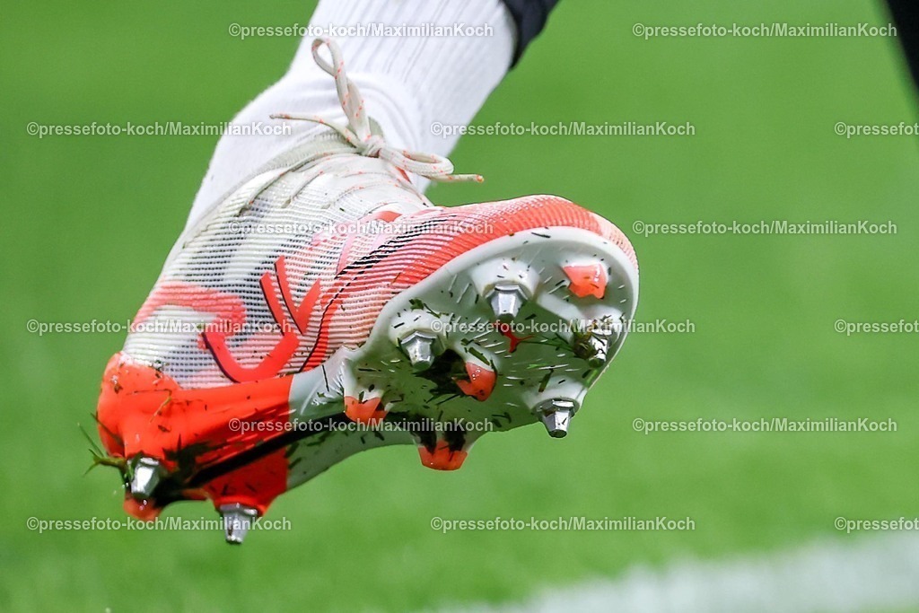 UCL04032502092 | 04.03.2025, Fußball, UEFA Champions League, Borussia Dortmund - OSC Lille, Signal Iduna Park, Runde der 16, Saison 2024 2025: Fußballschuh Fußballschuhe Spikes Fuß