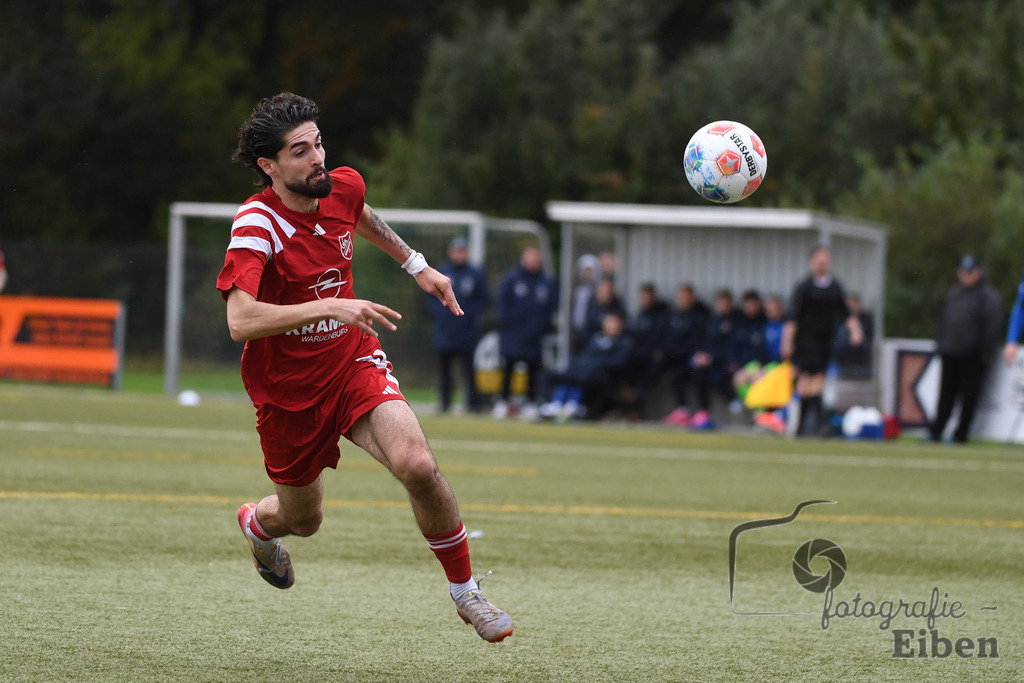 FC Rastede-VfR Wardenburg | Herren Bezirksliga 2; FC Rastede (blau)-VfR Wardenburg (rot) am 05.10.2025 in Rastede (Köttersweg), Photo: Philip Eiben 2025 - Realisiert mit Pictrs.com