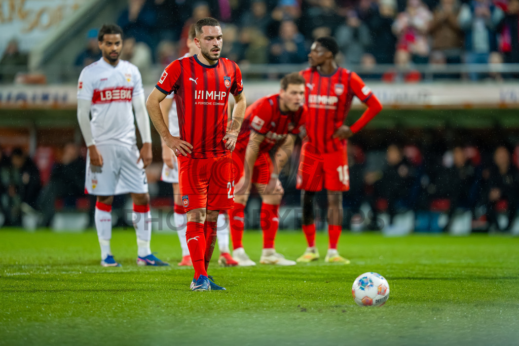 1. FC Heidenheim vs. VfB Stuttgart, Fussball, 1. Bundesliga, 23. Spieltag, Saison 2025/2026, 22.02.2026 | Arijon Ibrahimovic (1. FC Heidenheim 1846, #22),1. FC Heidenheim vs. VfB Stuttgart, Fussball, 1. Bundesliga, 23. Spieltag, Saison 2025/2026, 22.02.2026Foto: photosbyphips/Philip Ziegler