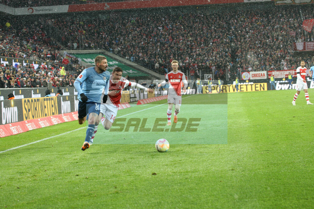 1. FC Köln - VFL Bochum | Konstantinos Stafylidis verfolgt von Jonas Hector und Florian Kainz -  © Sportfoto-Sale (MK) - Realisiert mit Pictrs.com