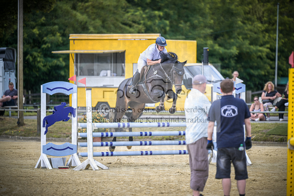DOS_0693 | Entdecke hochwertige Reitturnierfotos von Foto Oger. Professionell, emotional und authentisch – jetzt Lieblingsmomente im Shop bestellen.Deutschlandweite Turnierfotografie. - Realisiert mit Pictrs.com