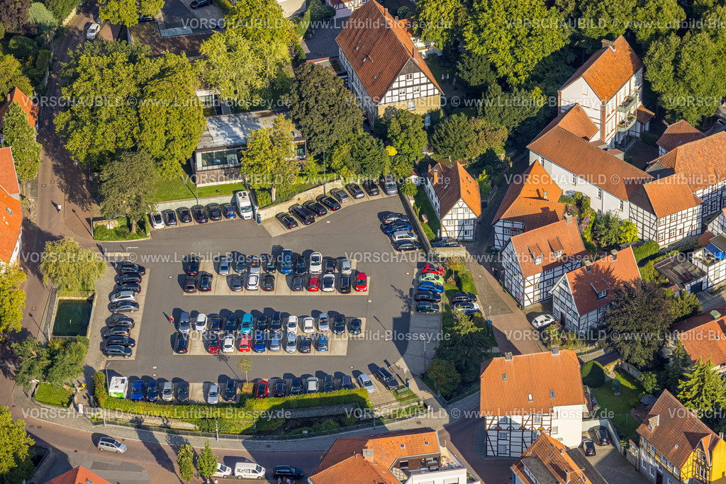 Soest230806175 | Luftbild, Fachwerkhäuser und Parkplatz Am Kohlbrink, Walburger, Soest, Soester Börde, Nordrhein-Westfalen, Deutschland