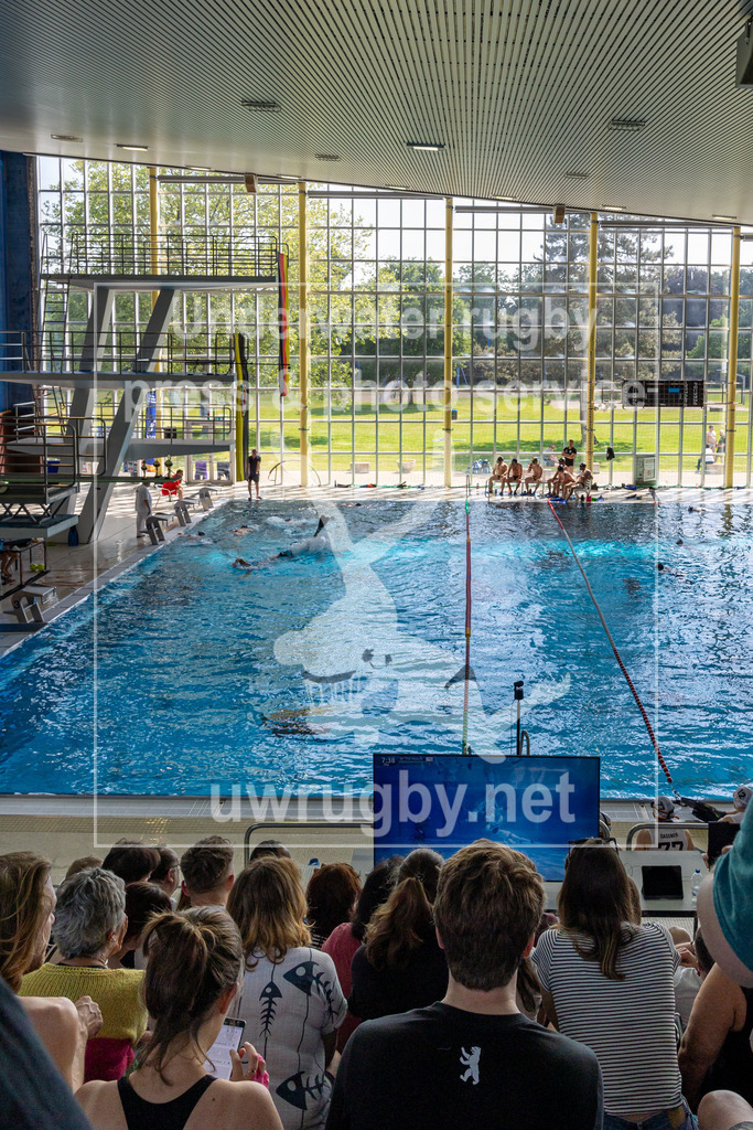 Deutsche Meisterschaft 2024 in Unterwasser-Rugby | Die Zuschauertribühne verfolgte das Unterwasser-Spielgeschehen über Bildschirme das Finale zwischen den DUC Krefeld und dem TSV Malsch an Monitoren. - Realisiert mit Pictrs.com
