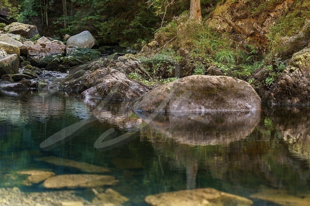 NatureArt-RIVERROCK_0185 | Vor dem großen Harzstein | #001 | Modell: Jasmin | Foto: Dennis Largo Schulz - Realisiert mit Pictrs.com
