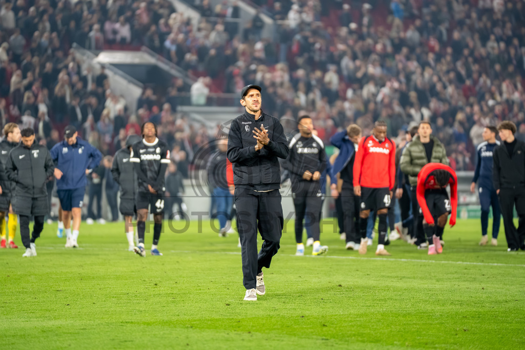 VfB Stuttgart vs. SC Freiburg, Fussball, DFB-Pokal, Halbfinale, 23.04.2026 | Julian Schuster (Trainer SC Freiburg) bedankt sich bei den Fans fuer/für den Support,VfB Stuttgart vs. SC Freiburg, Fussball, DFB-Pokal, Halbfinale, 23.04.2026DFB regulations prohibit any use of photographs as image sequences and/or quasi-video
