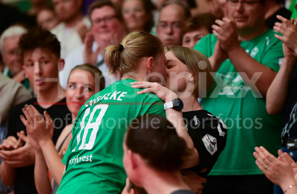 Handball, 2. Bundesliga Frauen, SV Werder Bremen - Kurpfalz Bären | Denise Engelke (SV Werder Bremen, 18) und ihre Frau