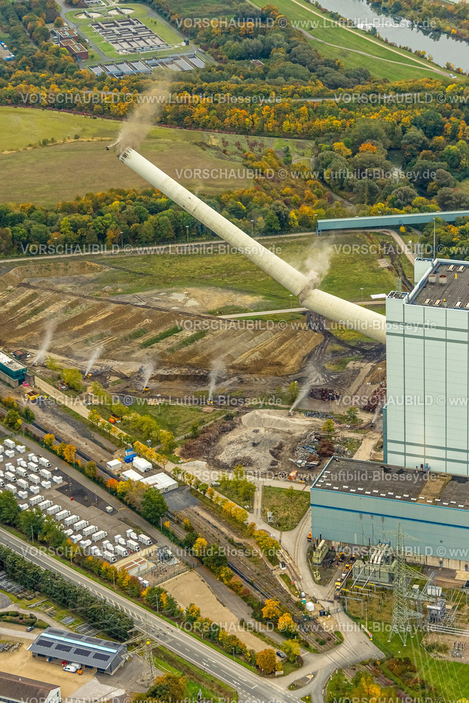 Hamm251000172Gersteinwerk | Luftbild, mit großem interesse verfolgten tausende Zuschauer die Sprengung des Gersteinwerk Schornsteins mit einer halben Stunde Verspätung. Der 282 Meter hohe RWE-Schornstein fiel exakt in das vorbereitete Schotterbeet. Stadtgrenze Werne, Hamm Nordrhein-Westfalen, Deutschland