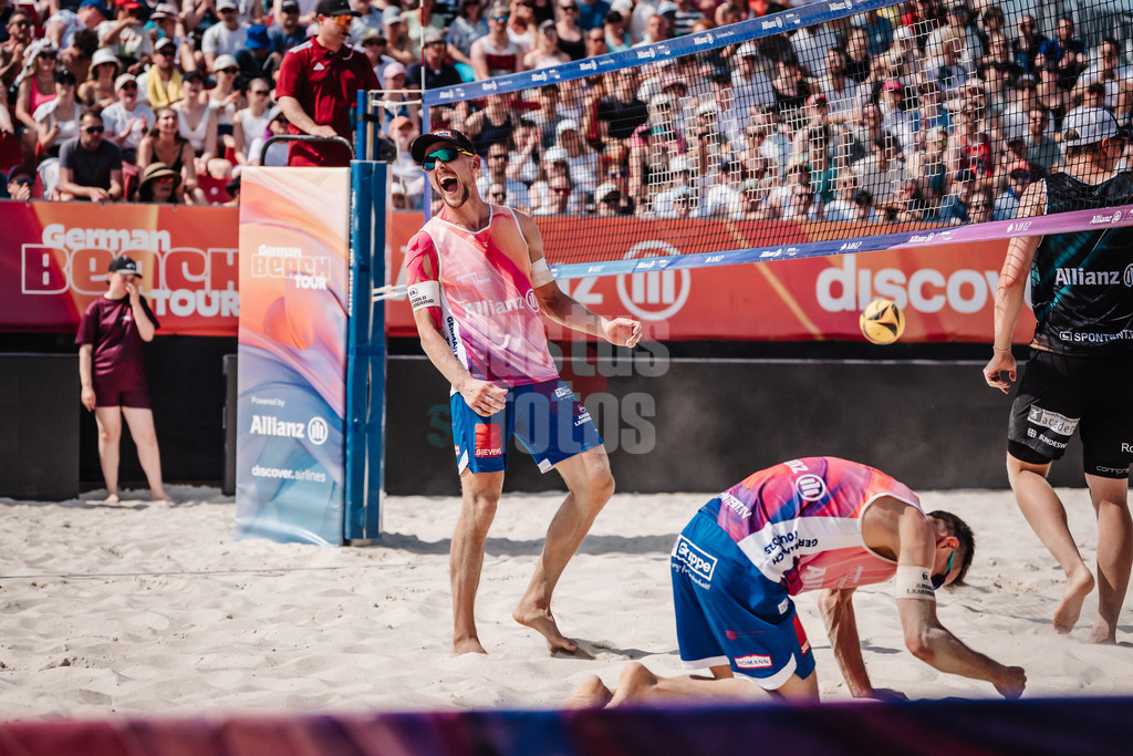 Beachvolleyball | Männer | Allianz German Beach Tour 2025 | Tourstop Bremen | 14.06.2025 | v.l. Bennet Poniewaz und David Poniewaz jubeln